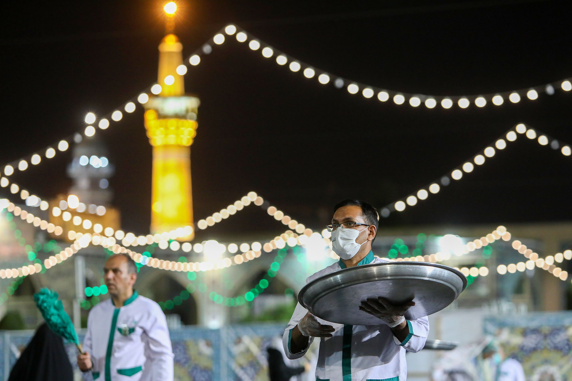 سفره‌های ضیافت دهه کرامت، میزبان زائران رضوی است