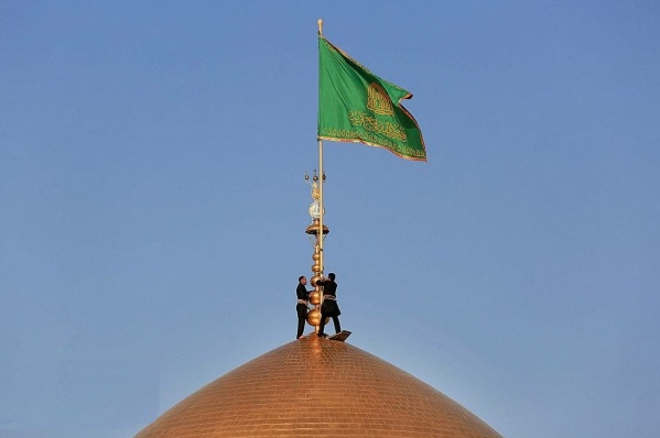 تعویض پرچم گنبد منور رضوی در سالروز ولادت حضرت رضا(ع)