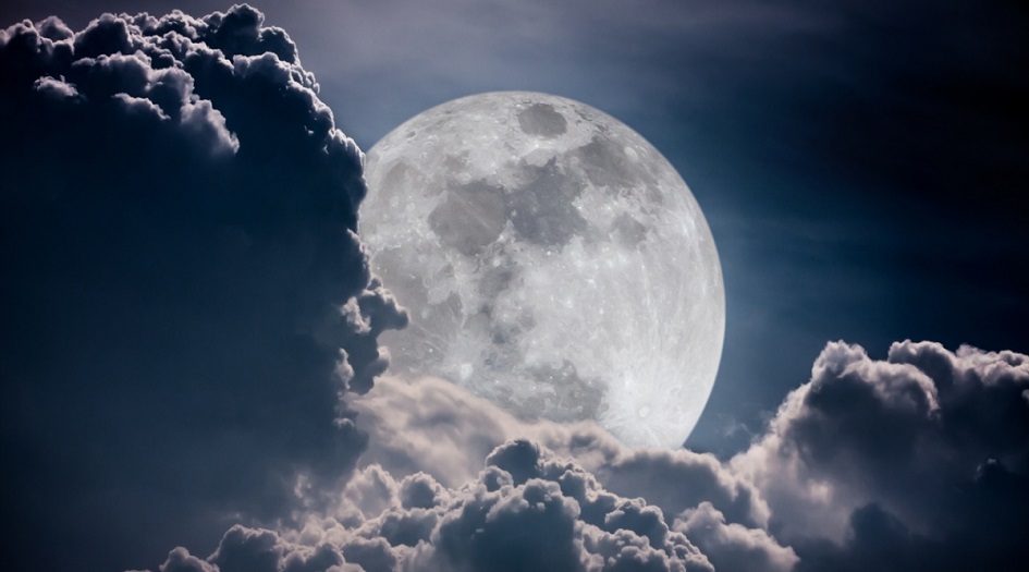 لماذا يبدو القمر قريبا في بعض الليالي وبعيدا في غيرها؟