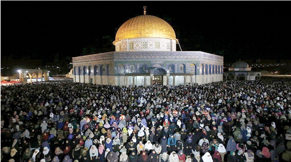 الاف الفلسطينيون يلبون نداء الفجر  العظيم في الأقصى