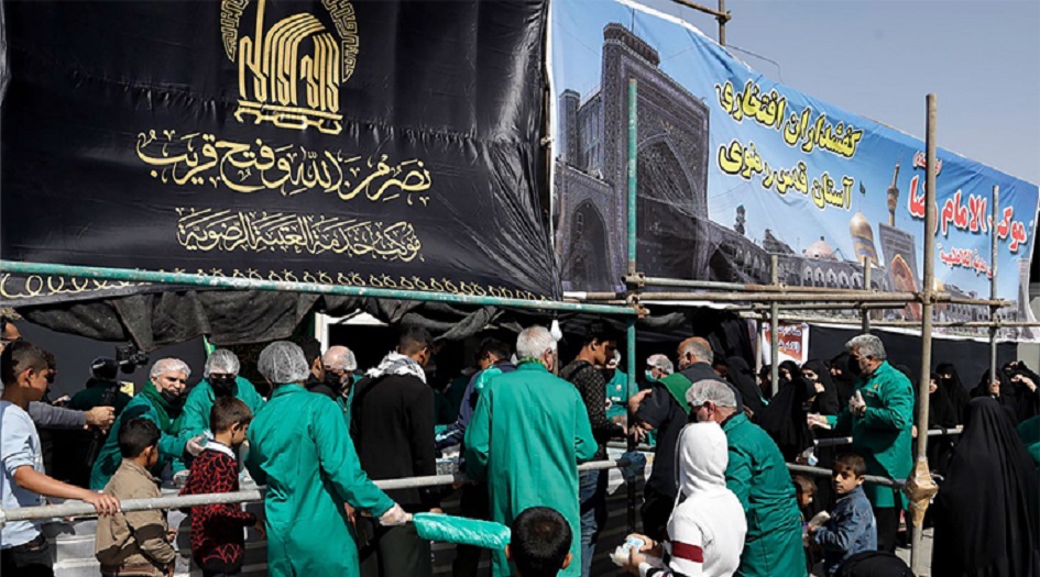 بمناسبة استشهاد الامام الجواد (ع) خدام الامام الرضا (ع) يقدمون الخدمات للزوار 