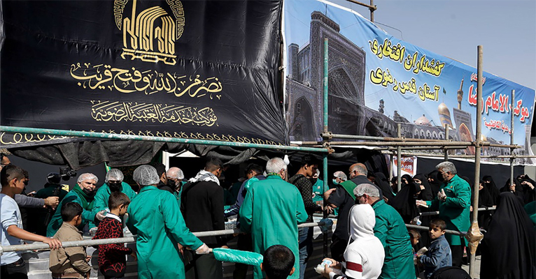خدمت رسانی خادمان امام رضا (ع) در آستان مقدس کاظمین به مناسبت شهادت امام جواد (ع)