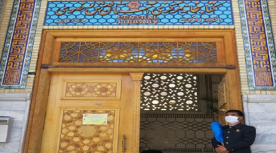 أستاذ جامعي عراقي يهدي مؤلفاته للمكتبة الرضوية