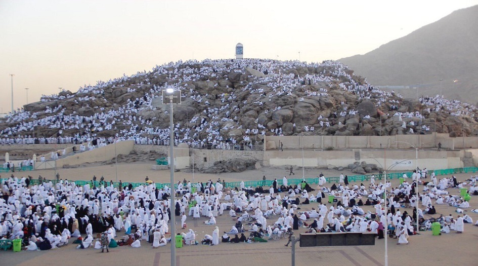 الحجاج يتوافدون على عرفات لأداء ركن الحج الأعظم