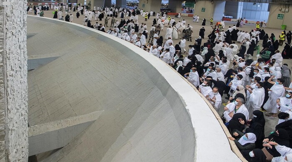 حجاج بيت الله يرمون جمرة العقبة في منى