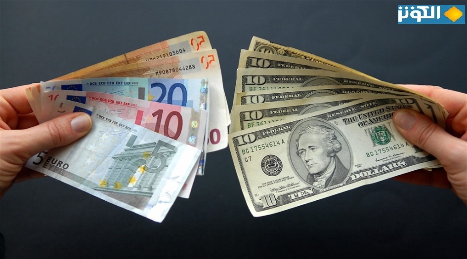 لأول مرة منذ 20 عاماً.. الدولار يتفوق على اليورو