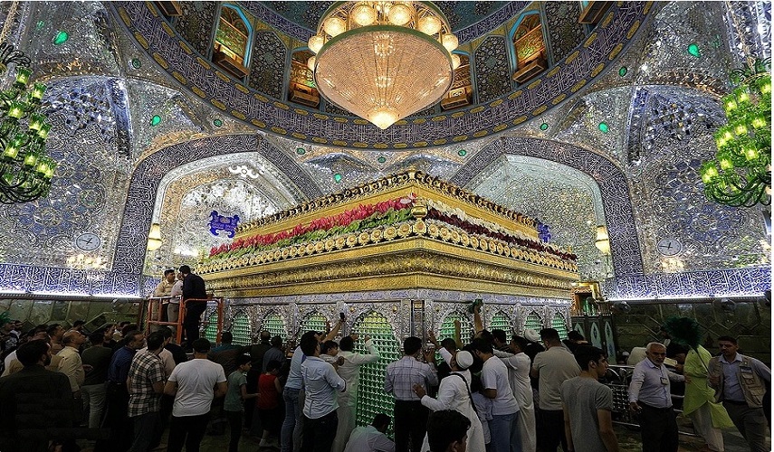 شاهد.. تزيين ضريح الإمام علي (ع) بالورود استعدادا للاحتفال بعيد الغدير الأغر