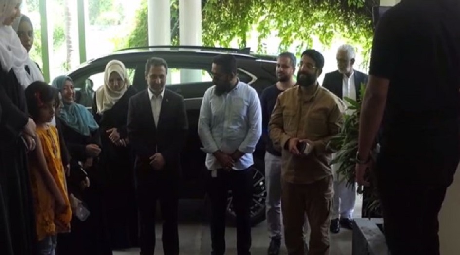 الباكستانيون يستقبلون منشد "سلام فرمانده" سلام يا قائد