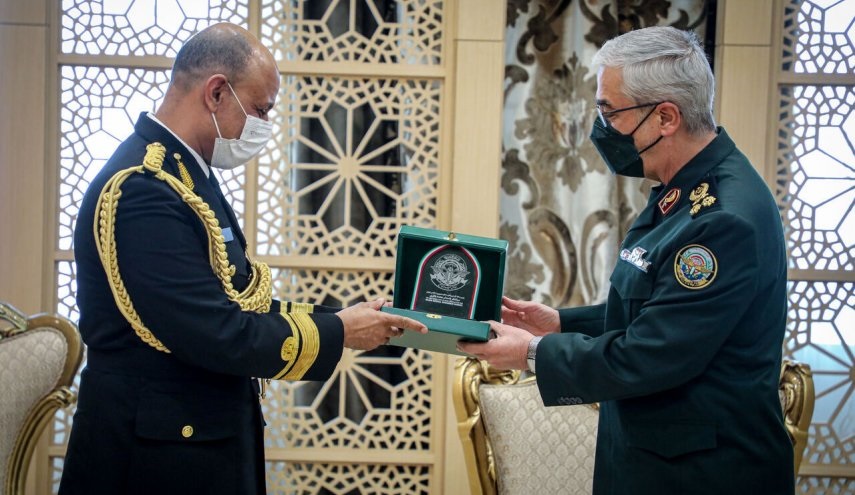 رئيس هيئة الاركان الايرانية يستقبل قائد القوات البحرية العمانية