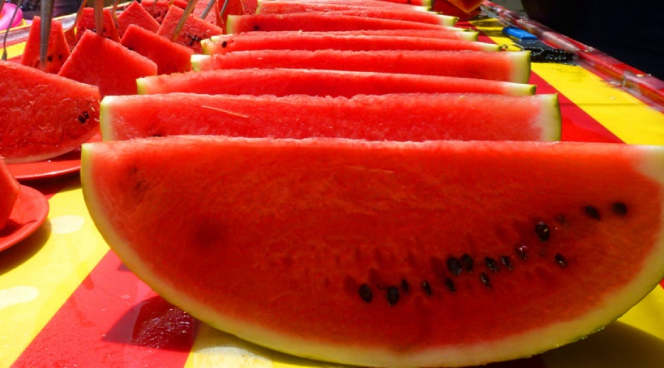 من عليه تجنب أكل البطيخ الأحمر؟