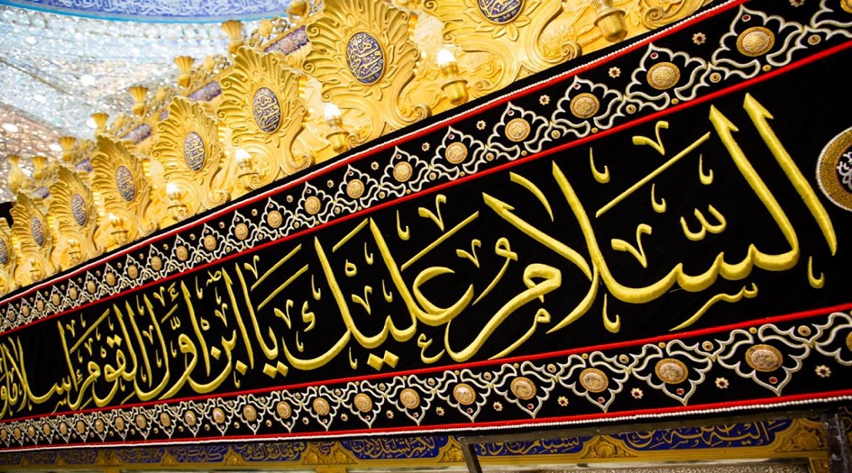 بالصور... كسوة العزاء  على شبّاك مرقد أبي الفضل العبّاس (عليه السلام)