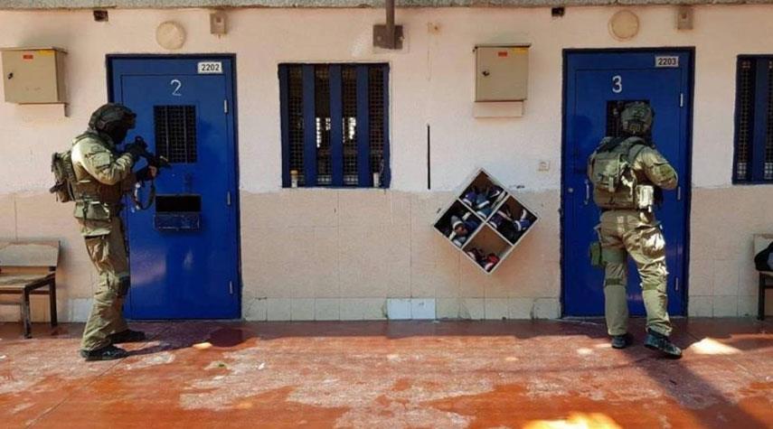 قوات الاحتلال تعتدي على الأسرى الفلسطينيين في سجن "ريمون"