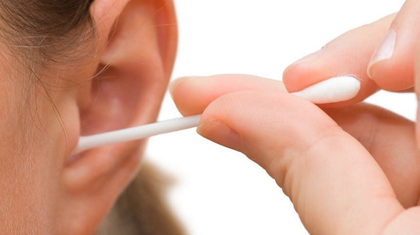 چگونه آب وارد شده به گوش خود را خارج کنیم؟