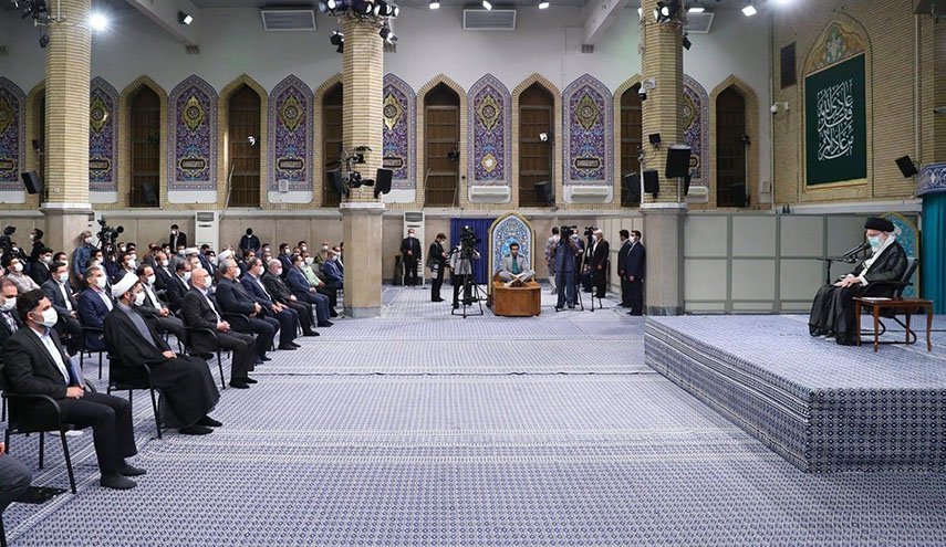 الامام الخامنئي: النخب العلمية الايرانية جلبوا العزة والشرف للبلاد