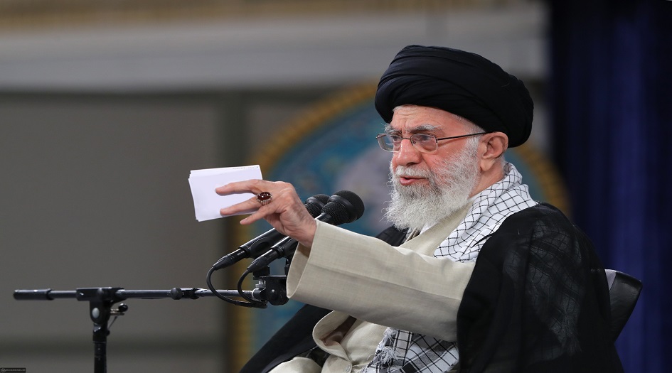 الامام الخامنئي : العدو بات عاجزا عن وقف مسار تقدم الشعب الايراني