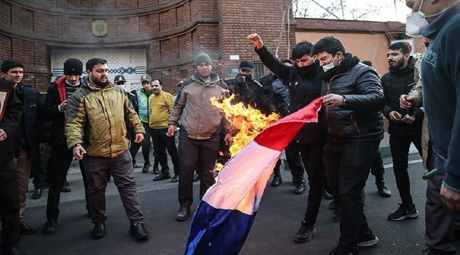 بالصور.... وقفه احتجاجية امام السفارة الفرنسية في طهران 