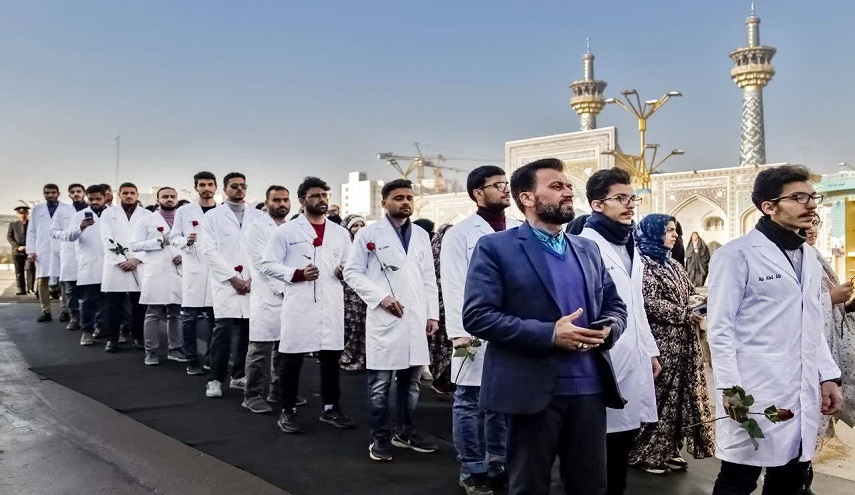اداي سوگند پزشكي دانشجويان خارجي دانشگاه شيراز در حرم امام رضا (ع)