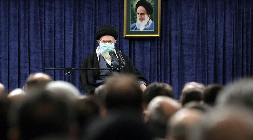 الامام الخامنئي: علينا زيادة النمو الإقتصادي لحل مشاكل البلاد 