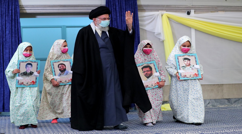 قائد الثورة الاسلامية يشارك في مراسم حفل تكليف طالبات المدارس