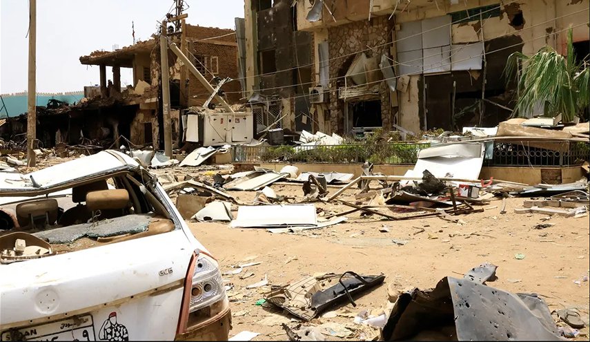 تصاعد أعمدة الدخان بكثافة بعد دوي انفجارات في الخرطوم 