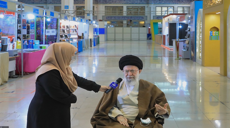 الامام الخامنئي:  مازال الكتاب يحتل مكانة عالية ومرموقة على الرغم من اتساع الفضاء الافتراضي