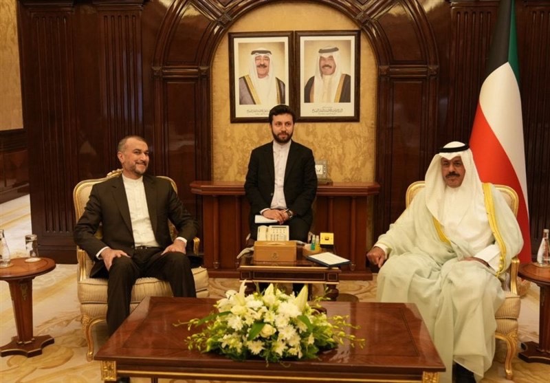 استكمالا لجولته الاقليمية .... وزير الخارجية الايراني يلتقي رئيس الوزراء الكويتي