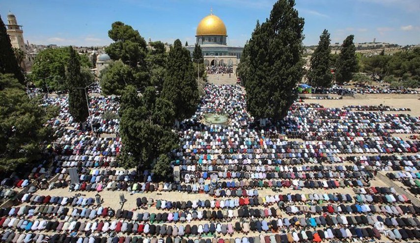 عشرات الآلاف يؤدون صلاة الجمعة في الأقصى المبارك