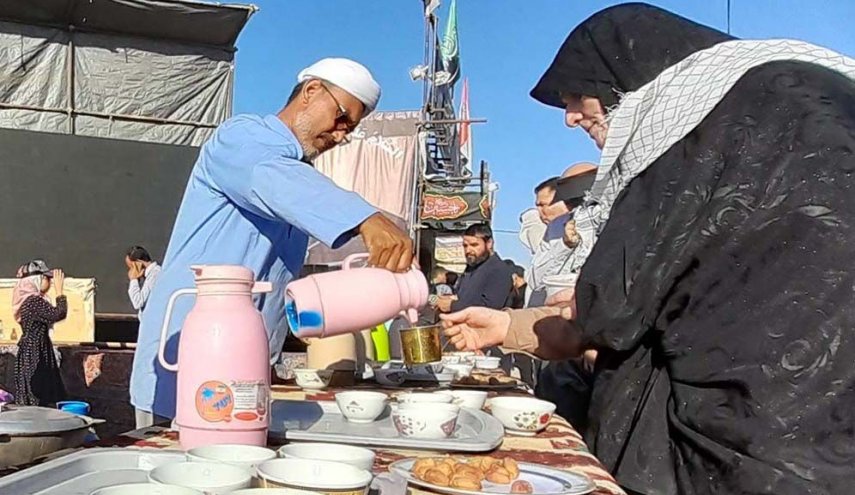 الامام الخامنئي يهدي خاتمه لأصحاب موكب من أهل السنة يخدمون زوار الأربعين 