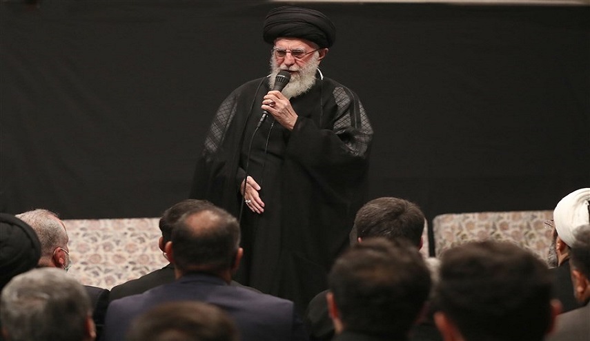 الامام الخامنئي مخاطبا الشباب اليوم: عيشوا حسينيين وابقوا حسينيين
