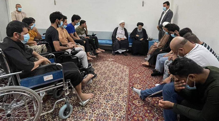  السيد السيستاني يستقبل مقاتلين أصيبوا في حرب داعش 