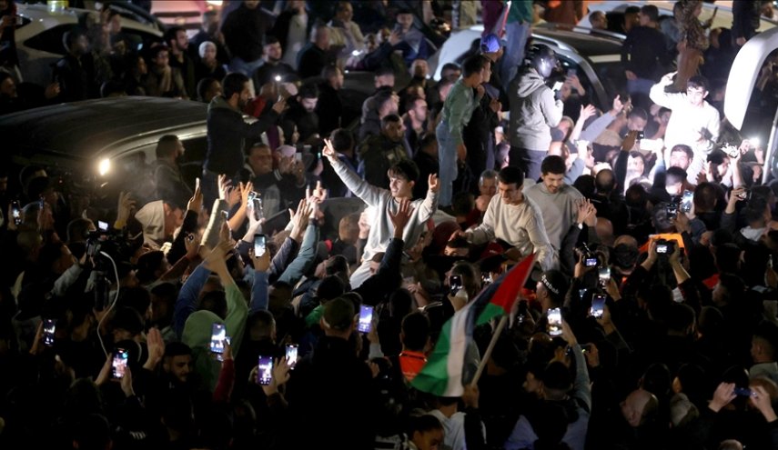 في صفقة التبادل مع الإحتلال...وصول 34 أسيرا فلسطينيا مفرج عنهم إلى بلدية البيرة بالضفة