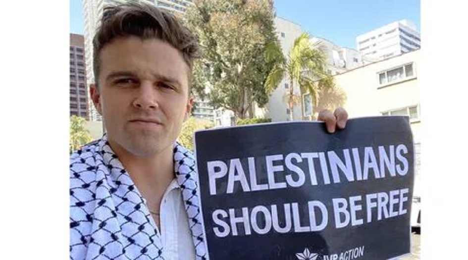 صحفي أمريكي يهدي جائزته الدولية إلى الصحفيين الشهداء في قطاع غزة