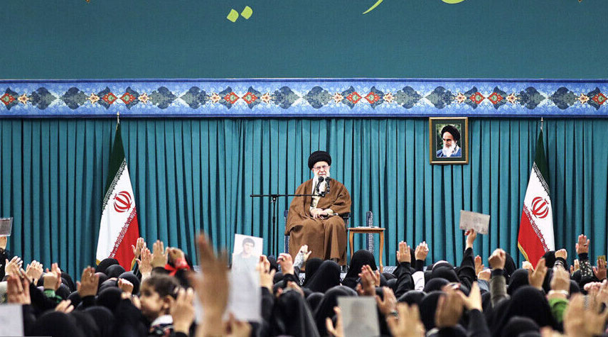 الامام الخامنئي يستقبل حشداً من أهالي محافظة قم اليوم 