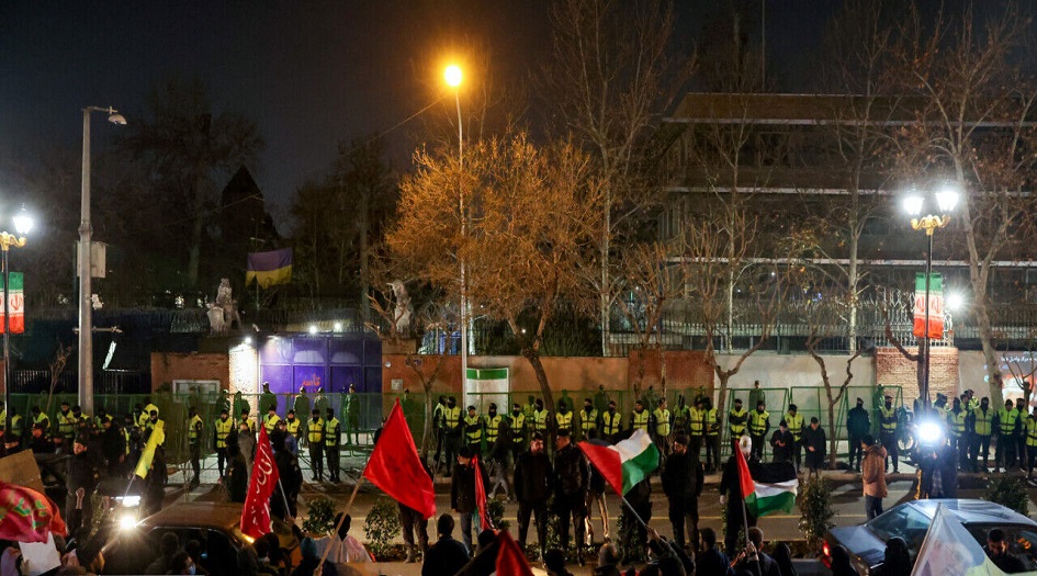 تنديداً بالعدوان على اليمن... تجمع  طلابي امام السفارة البريطانية بطهران 