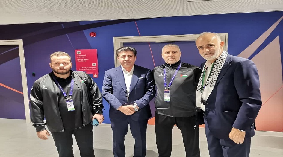 مدرب المنتخب الفلسطيني لكرة القدم يهدي كوفية لنائب رئيس الاتحاد الايراني