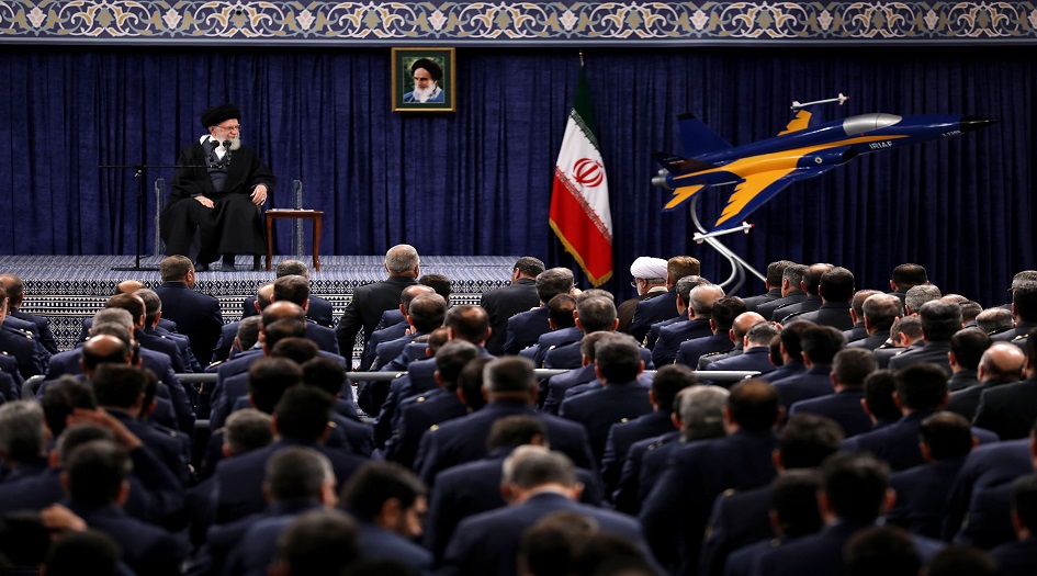 بالصور ... الامام الخامنئي يستقبل جمعا من قادة القوات الجوية