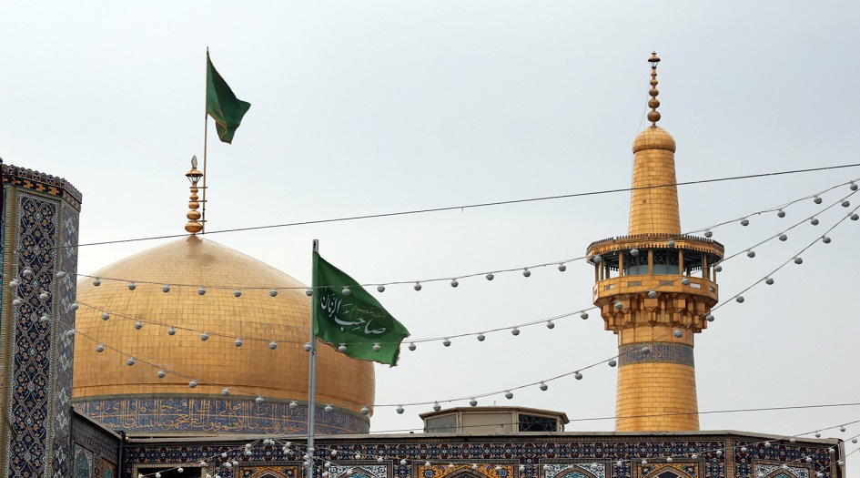 بالصور... بمناسبة ذكرى ولادة الامام المهدي المنتظر "عج" رفع الراية الخضراء بجوار قبة الامام الرضا عليه السلام