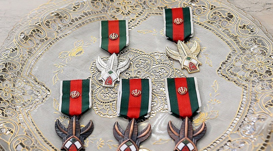 الامام الخامنئي يمنح وسام "الفتح" للحرس الثوري 