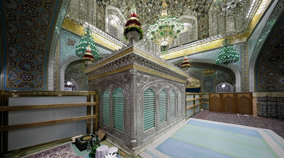 بالصور.... ازالة الغبار عن ضريح الإمام الرضا عليه السلام بمناسبة  شهر رمضان المبارك 