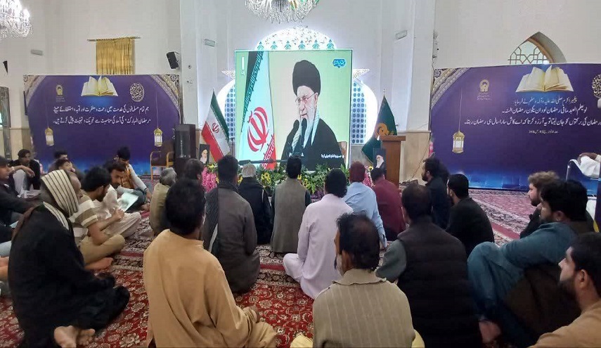 ترجمة خطاب قائد الثورة الإسلامية للزوار الأجانب في مرقد الإمام الرضا (ع)