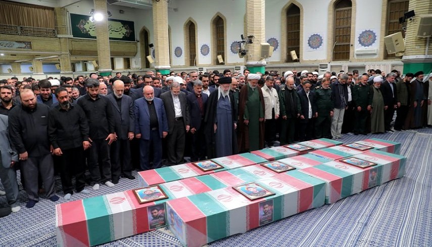 اقامه نماز رهبر انقلاب بر پيكر شهداي راه قدس
