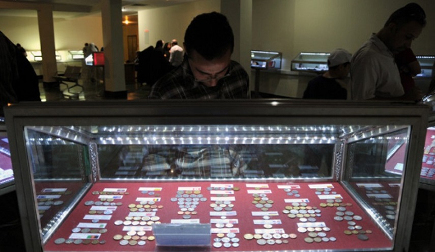 مواطن أمريكي يهدي  10 آلاف طابع إلى المتحف الرضوي 