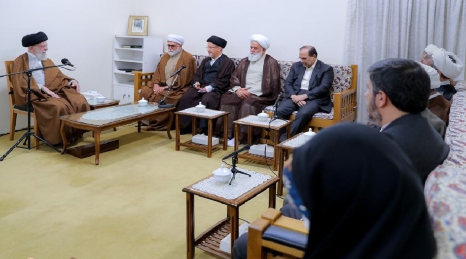  الامام الخامنئي:  من واجباتنا العظيمة أن نقدم أئمتنا  للعالم