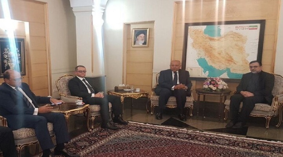 في اول زيارة له ... وزير الخارجية المصري يصل الى العاصمة الايرانية طهران