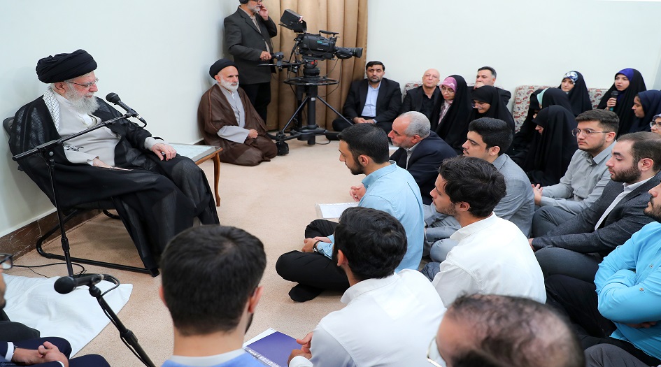 الامام الخامنئي مخاطبا الشباب ... لدي الكثير من الثقة والأمل بكم  انتم ثروة البلاد  