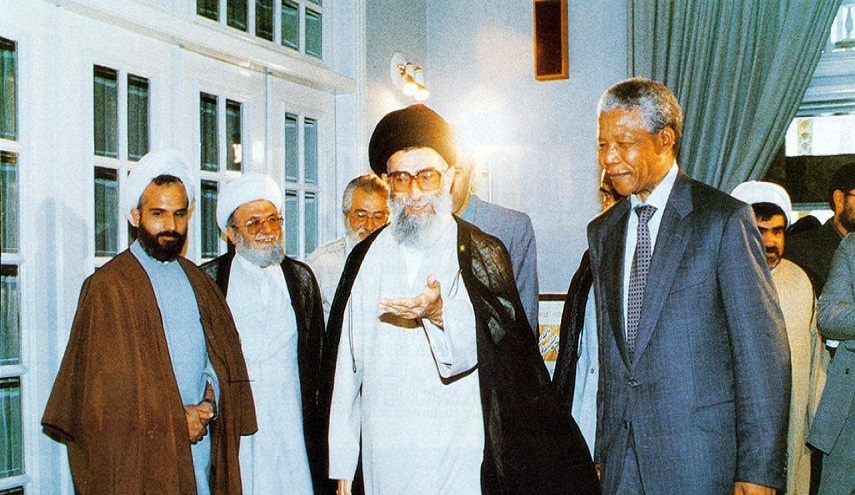 شاهد.. صورة من اللقاء التاريخي الذي جمع الامام الخامنئي مع المناضل الراحل نيلسون مانديلا