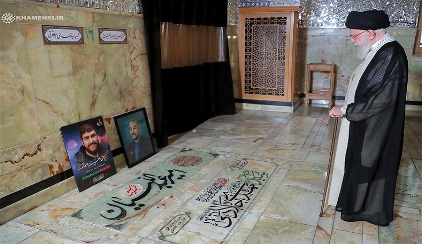  قائد الثورة يزور مزار الشهيد "أمير عبداللهيان ومزارات 3 شهداء آخرين 