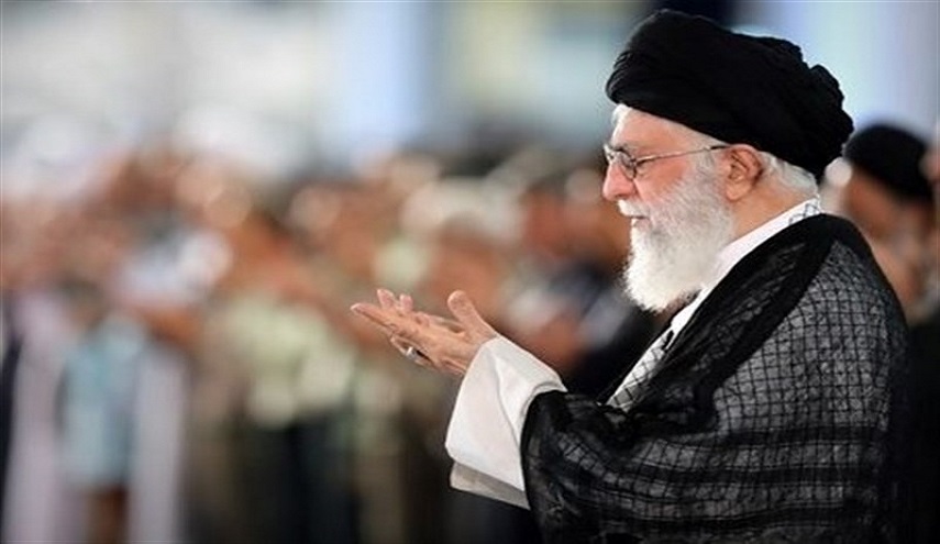 الامام الخامنئي يصلي على جثمان الشهيد إسماعيل هنية 