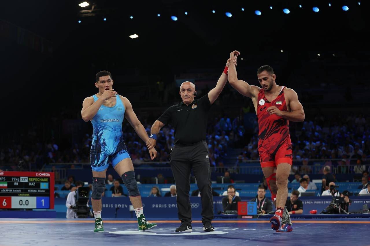 في خطوة تضامنية..المصارع الايراني الاولمبي أمير علي أذاربيرا  يلتقط صورة مع علم فلسطين