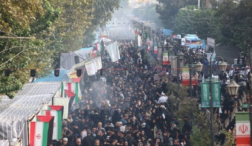 شاهد....الإيرانيون يحاكون مسيرة الأربعين في انحاء البلاد